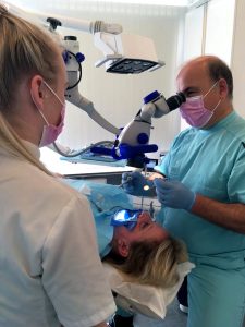 Endodontoloog, gespecialiseerd in wortelkanaalbehandelingen.